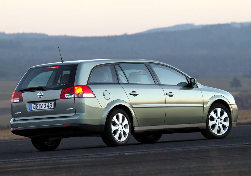 Opel Vectra Caravan 2003 002.jpg
